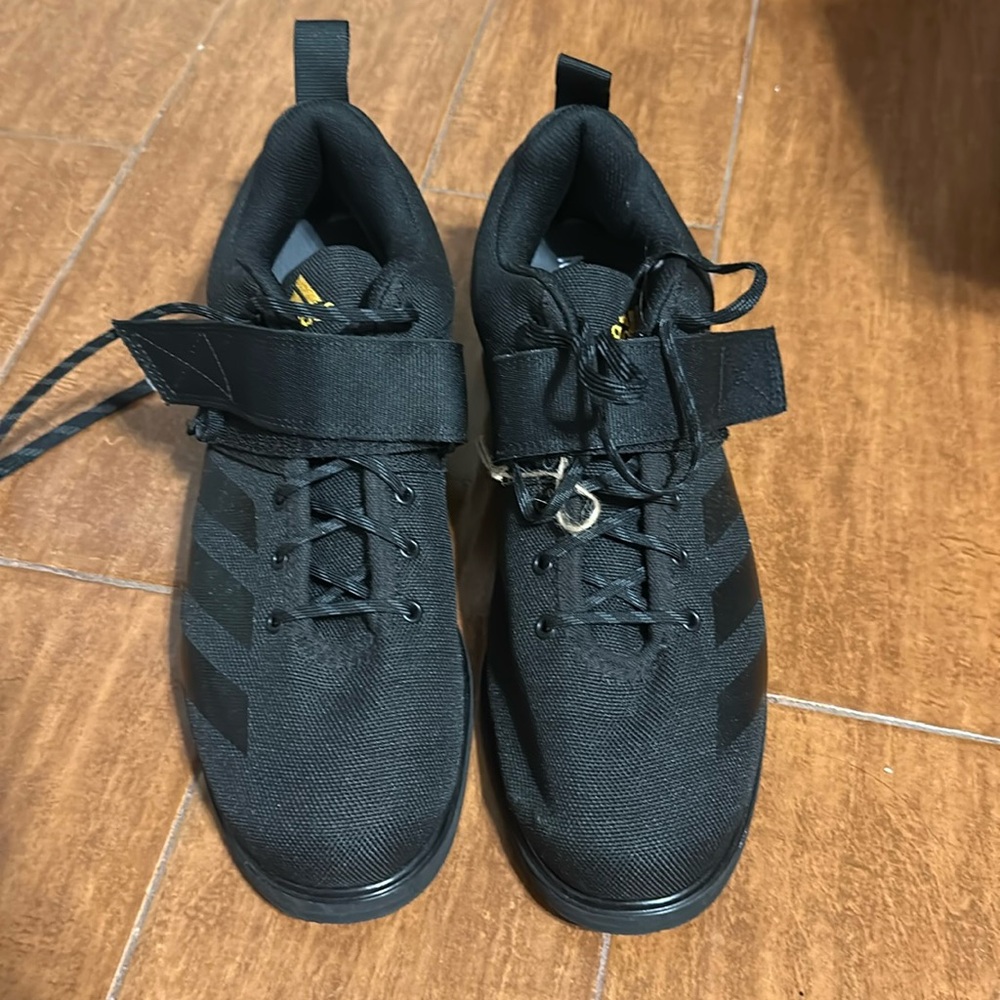 NWOT Adidas Powerlift shoes